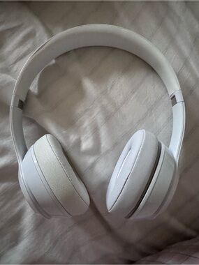Beats by Dre Solo 2 White Over-Ear Wireless Headphones